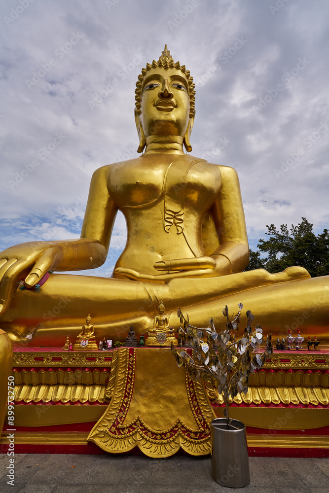 Obraz premium The Big Buddha statue on Khao Phra Tamnak (Pattaya hill) in Pattaya, Thailand