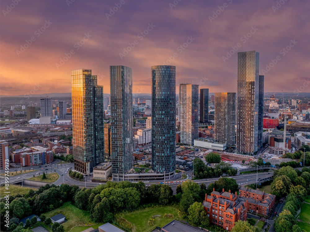 Obraz premium Manchester City Centre, England, United Kingdom, Manchester City Centre, England, United Kingdom at dawn with city lights and dark skies of this English city. Manchester city skyline