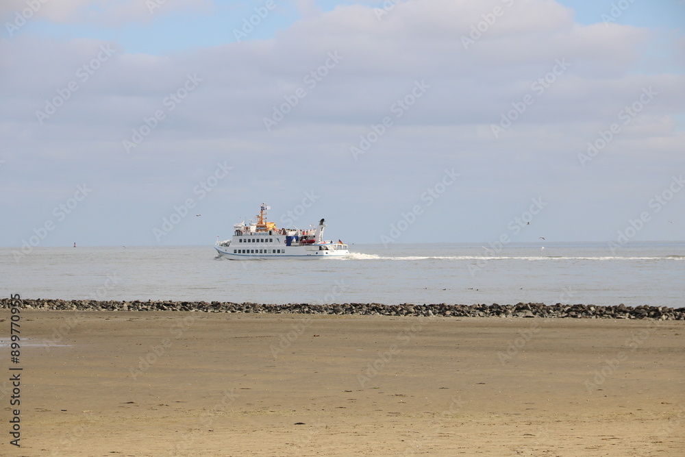 Schiff fährt zu den Seehundbänken vor Cuxhaven an der Nordsee Schiff fährt zu den Seehundbänken vor Cuxhaven an der Nordsee