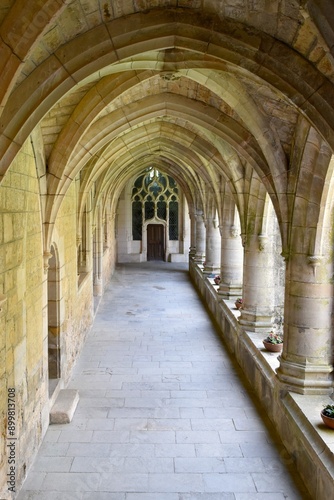 Galerie du cloître de l’abbaye de Loc-Dieu photo