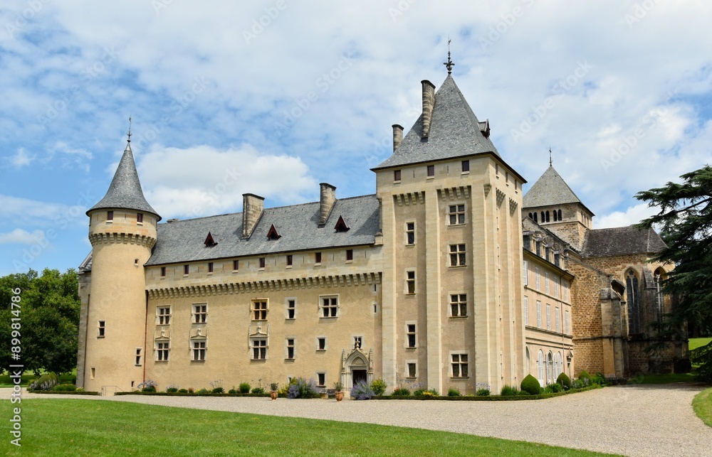 L’abbaye de Loc-Dieu vue depuis le parc L’abbaye de Loc-Dieu vue depuis le parc