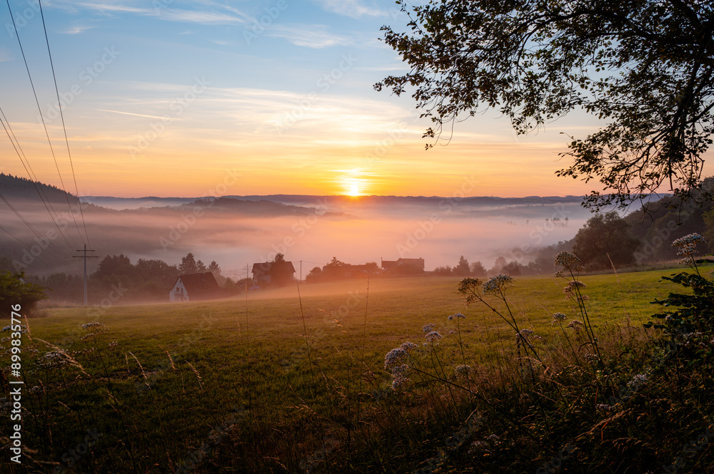 Sonnenaufgang über dem Wiedtal mit Nebel Sonnenaufgang über dem Wiedtal mit Nebel