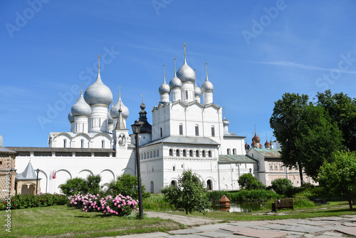 На рассмотрении

courtyard of the ancient Rostov Kremlin, sunny summer day