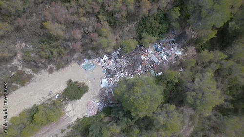 Un bosque con mucha basura y escombros esparcidos. La escena es de tristeza y desesperación, ya que el bosque, antaño hermoso, ha sido destruido por los desechos humanos.  photo