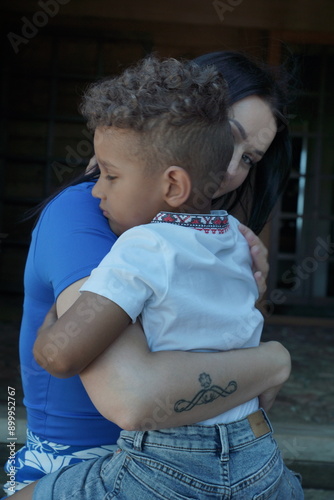 Mama przytula dziecko.