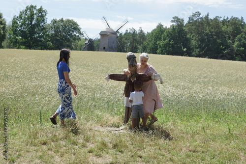 Obraz na płótnie Rodzina. Dziecko, mama, babcia i strach na wróble. Olsztynek. Polska - Mazury - Warmia. w salonie