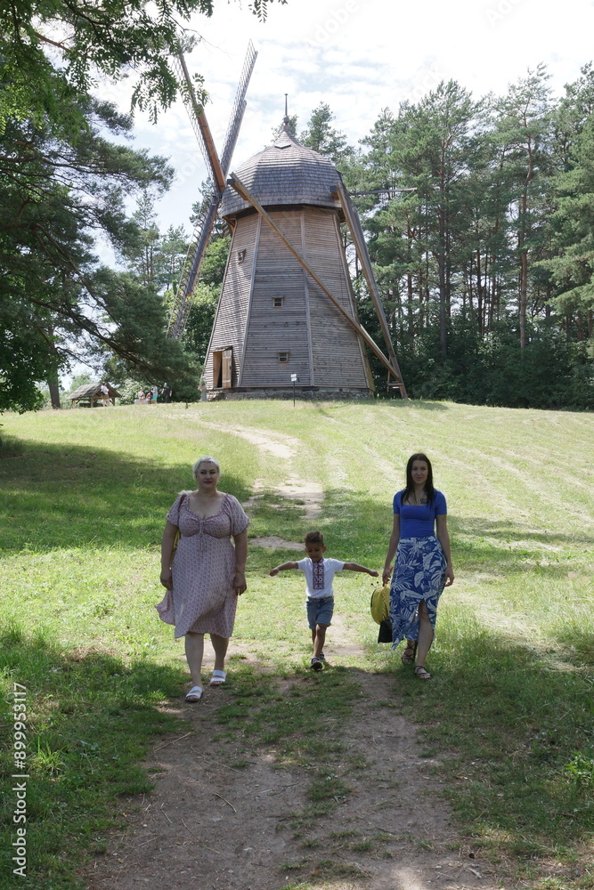 Babcia, mama i dziecko. Rodzina na spacerze. Olsztynek. Polska - Mazury - Warmia.