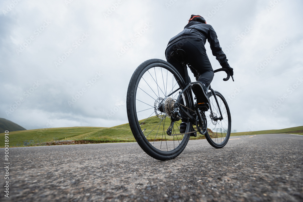 Obraz premium Riding bike on grassland mountain top trail