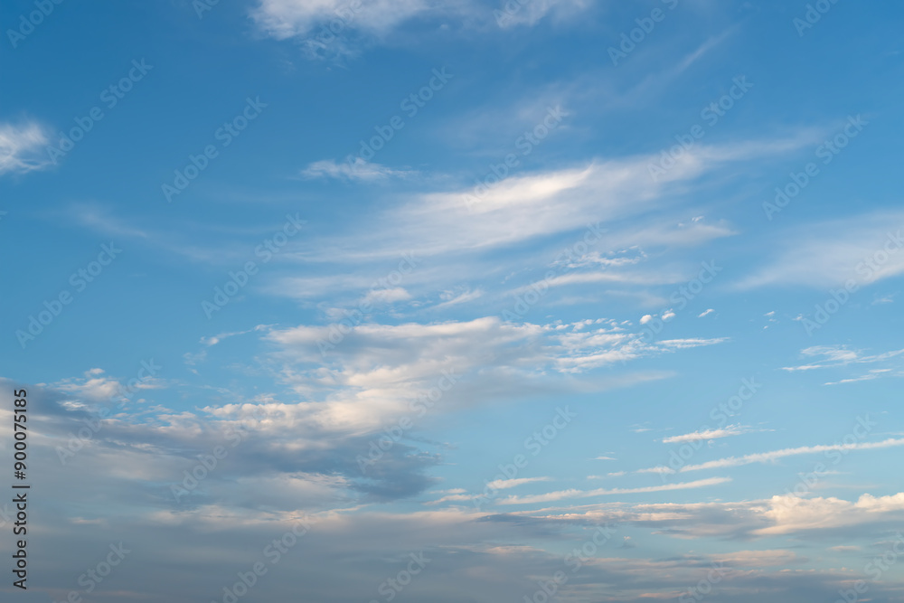 Fototapeta premium Serene Blue Sky with Wispy Clouds at Twilight