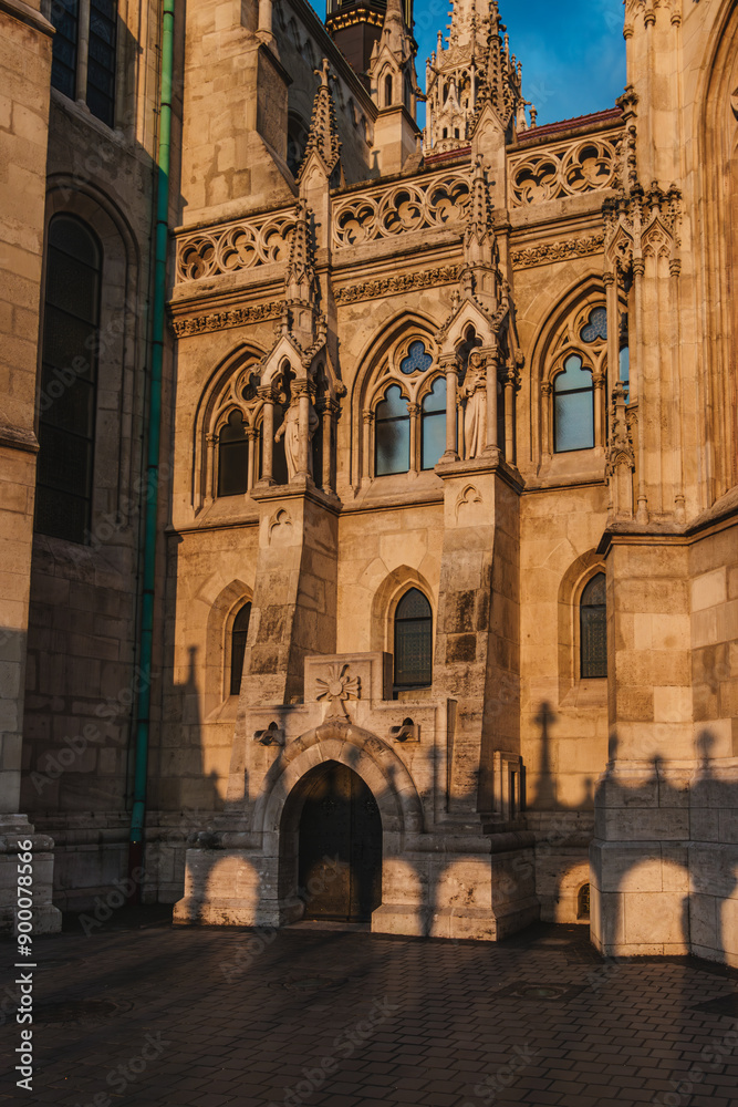 Obraz premium Roman Catholic Matthias Church and Fisherman's Bastion in the morning. Budapest