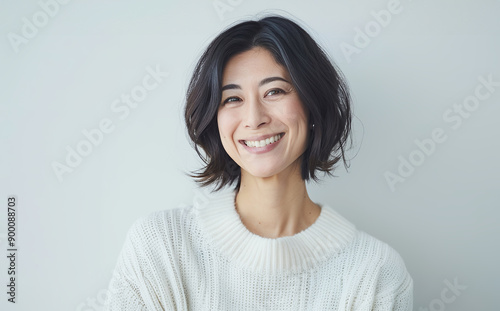 部屋で微笑む中年女性　美容イメージ　AI