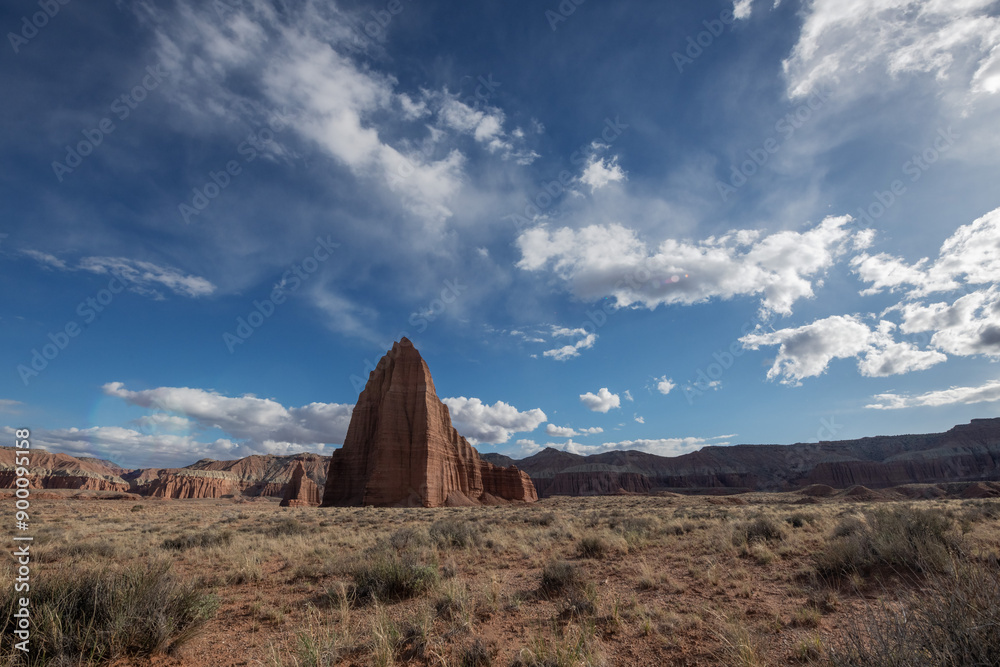 Φωτογραφία Temple of the Moon and the Sun in Cathedral Valley in Capitol Reef National Park, Utah
