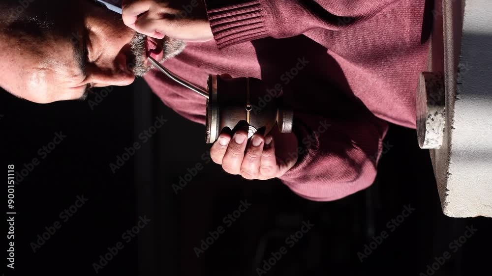 Tomar mate. Infusión típica de Sudamérica. Bebida caliente con yerba mate. persona adulta tomando mate. 
