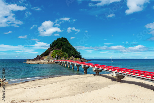 Konstfotografi 【山形県鶴岡市：由良海岸白山島】由良海岸のシンボル白山島は頂上に白山神社のある小さな島。