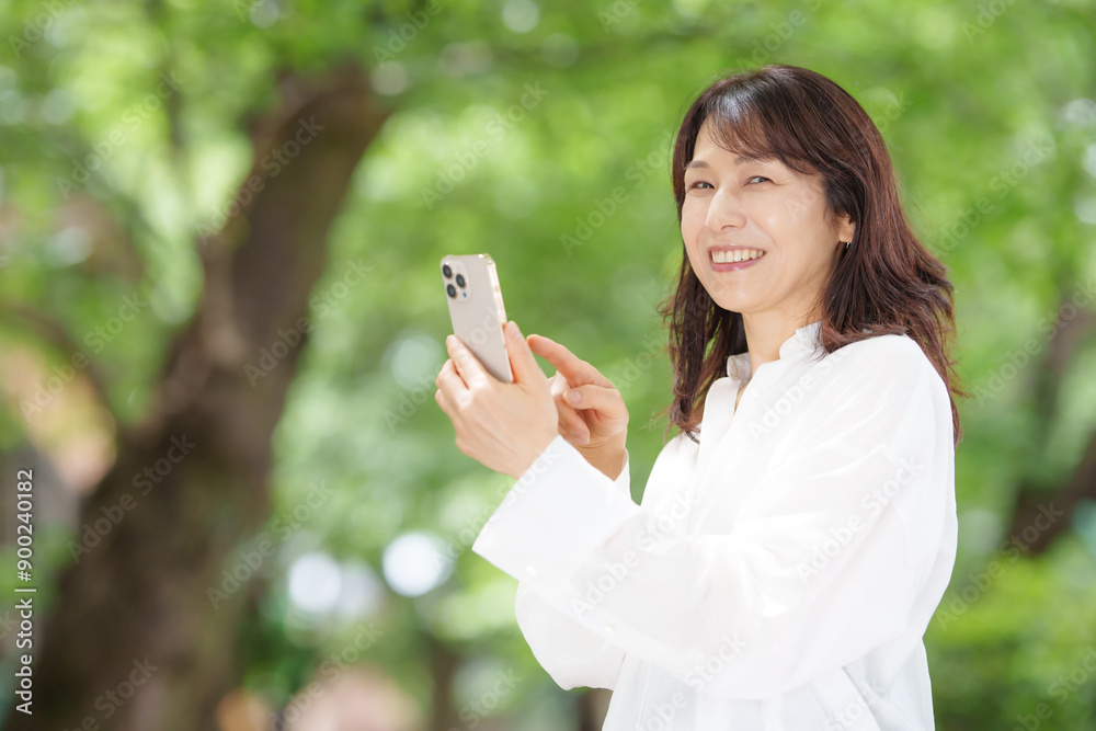 女性 スマートフォン 新緑 女性 スマートフォン 新緑
