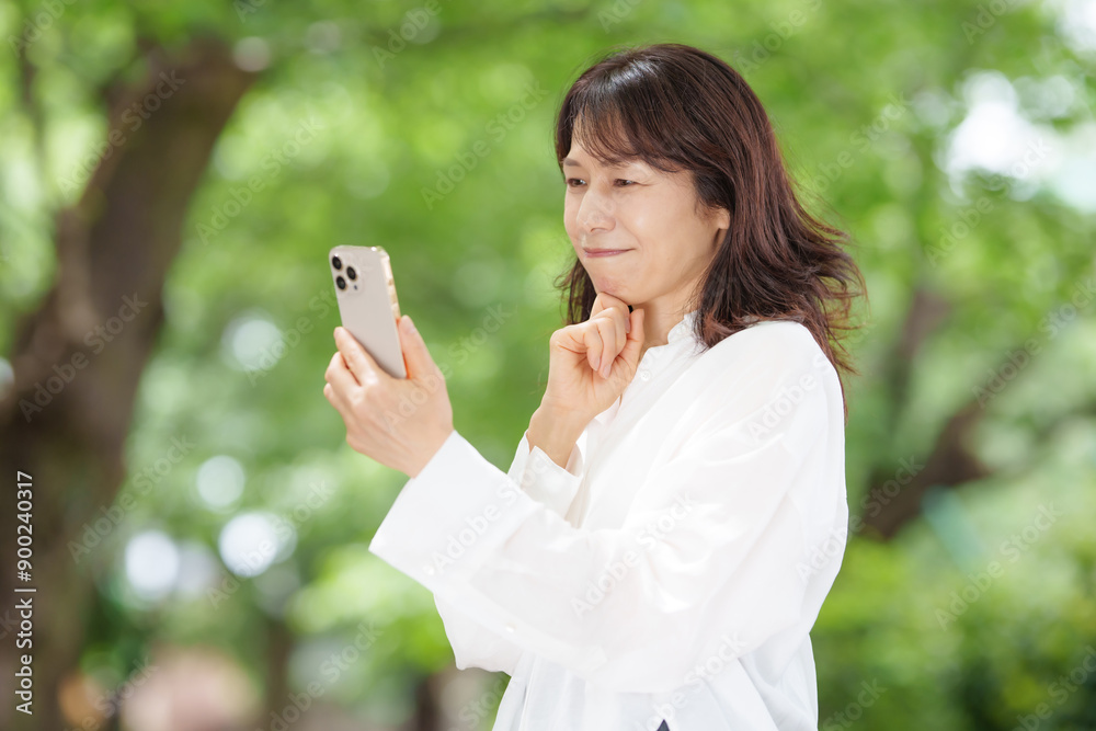 女性 スマートフォン 新緑 女性 スマートフォン 新緑