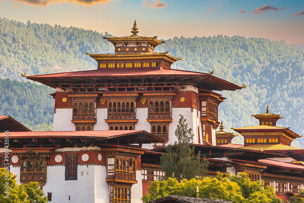 Fototapeta premium Punakha Dzong at the Mo Chhu river in Bhutan