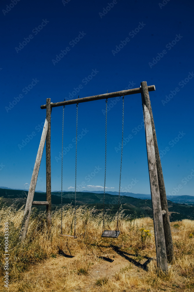 Fotografía de un columpio con el cielo azul en Portugal. Fotografía de un columpio con el cielo azul en Portugal.