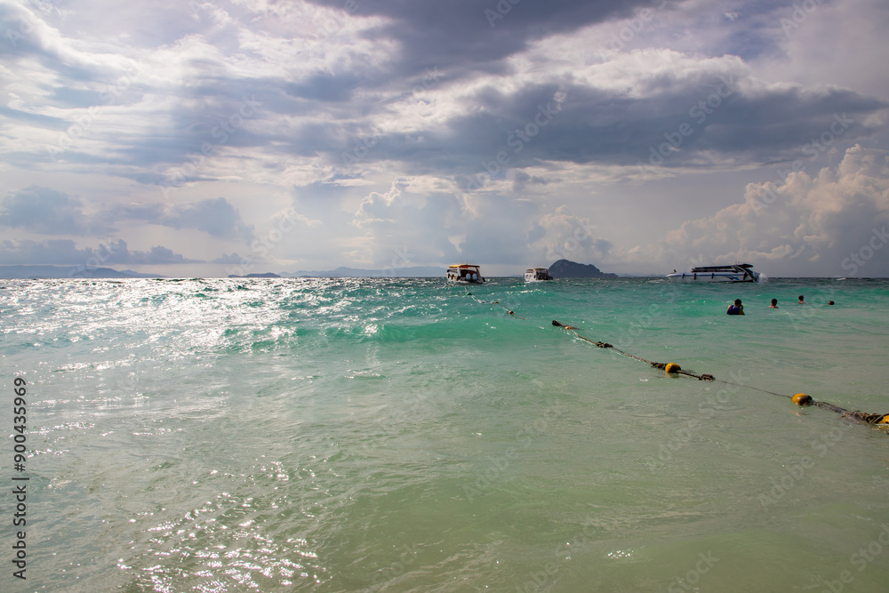 Fototapeta premium Vacaciones exóticas y relajación en la playa del Océano Índico en Tailandia, papel tapiz, fondo