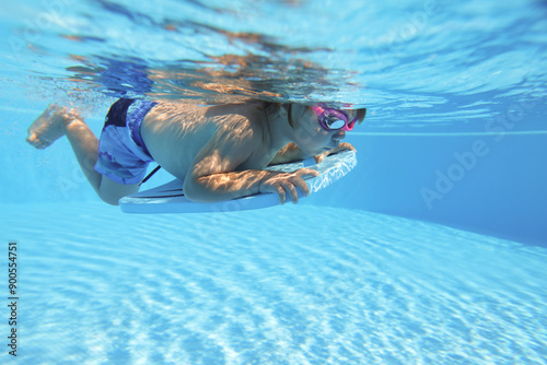 Obraz na płótnie Underwater Baby swimming w salonie