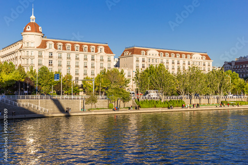 Obraz na płótnie Historic concession building at the riverbank in Tianjin, China w salonie