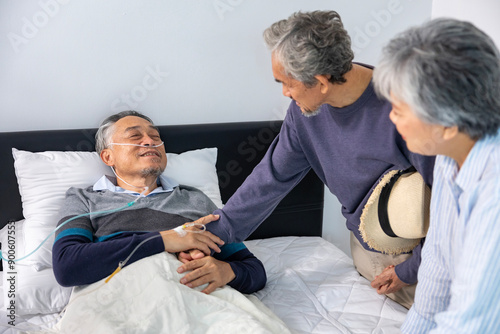 Fotografía Senior fatal dying male patient with oxygen mask is getting consoling support fr