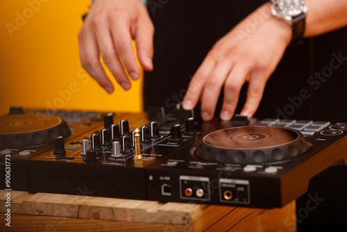 Fotografie dj hands mixing on console