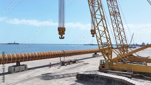 Operating large cranes and pipes on a deepwater rig