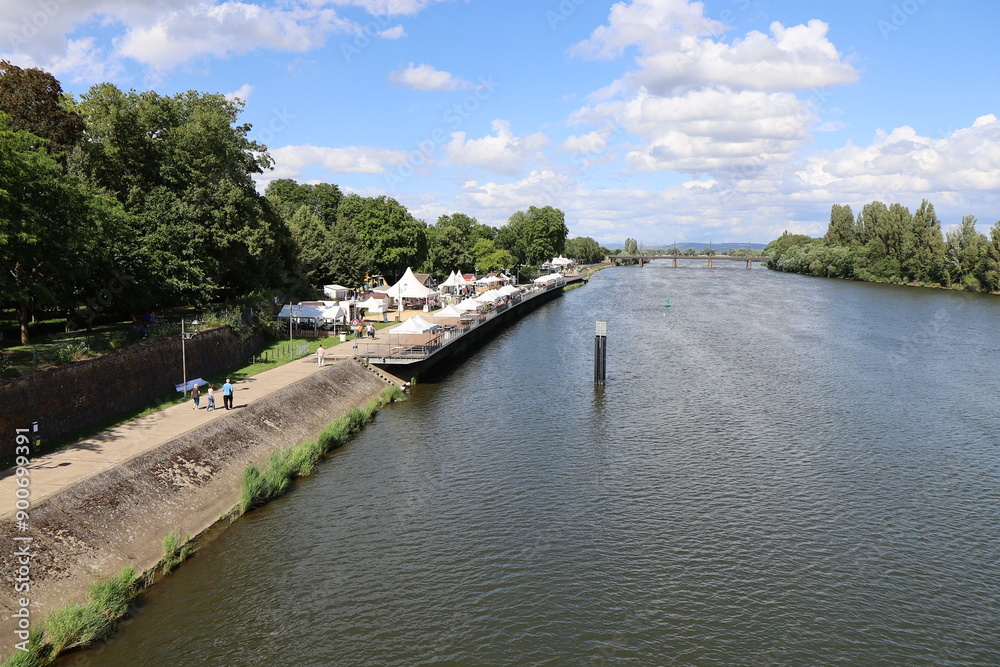La rivière Moselle, ville de Thionville, département de la Moselle, France La rivière Moselle, ville de Thionville, département de la Moselle, France