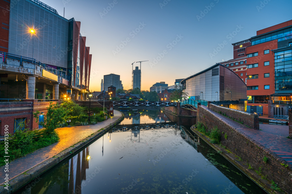 Fototapeta premium Birmingham canal at sunrise, England