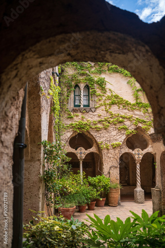 Obraz na płótnie Mediterranean Courtyard With Arched Walkways And Lush Greenery, cimbrone villa in Ravello, Italy w salonie