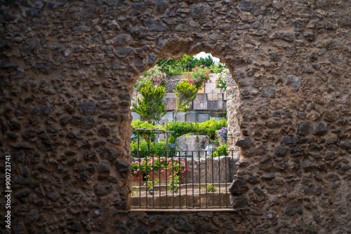 Obraz na płótnie Scenic Stone Archway Framing a Lush Garden Landscape, cimbrone villa in Ravello, Italy w salonie