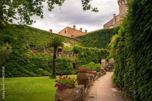 Obraz na płótnie Scenic Courtyard with Ivy-Covered Buildings and Pathway, cimbrone villa in Ravello, Italy w salonie