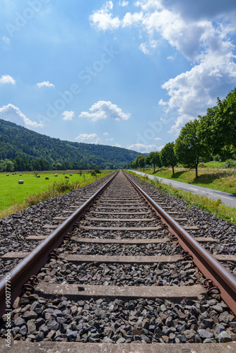 Landschaft mit Bahnschiene an einem Sommertag