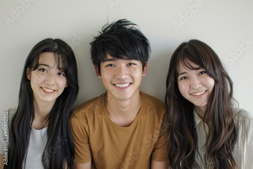 幼馴染のように仲良しな男女の3人（大学生・高校生・キャンパスライフ・モデル）