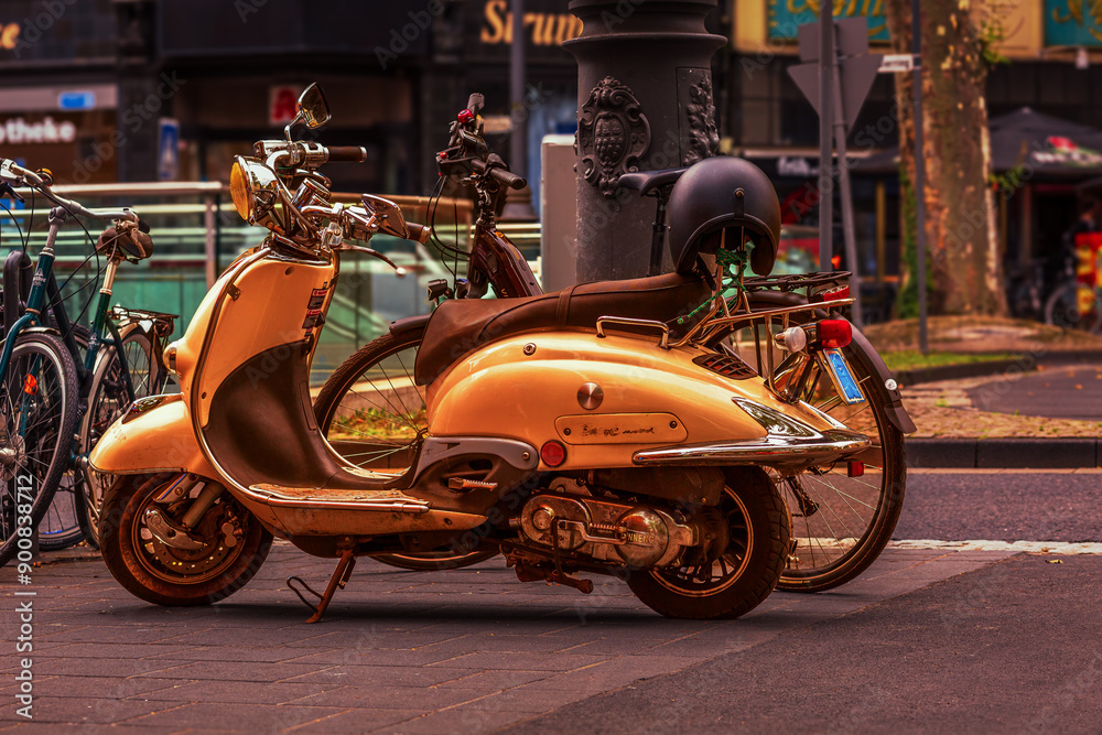 Fototapeta premium Motorroller in der Kölner Südstadt