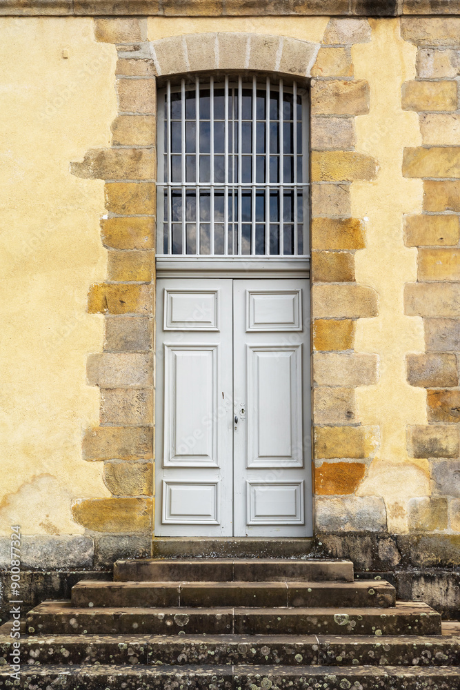 Obraz premium Elegant Wooden Door with Arched Window at Chateau de Fontainebleau