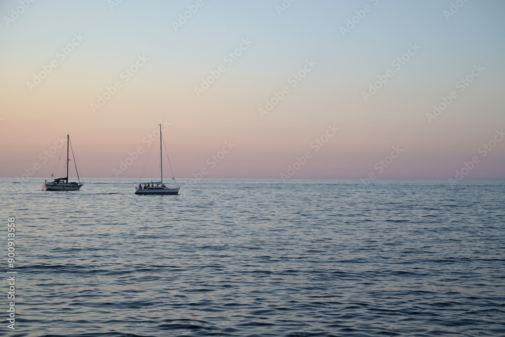 imbarcazione a vela naviga in mezzo al mare al tramonto imbarcazione a vela naviga in mezzo al mare al tramonto