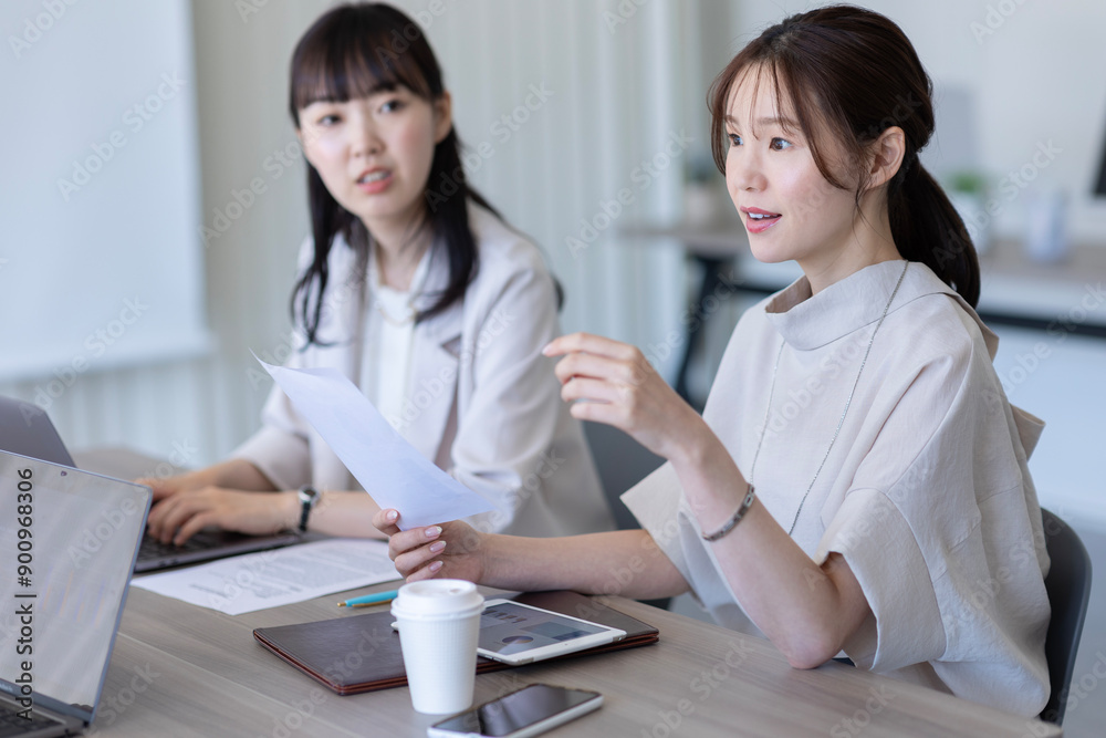 Obraz premium 会議をするビジネスウーマン