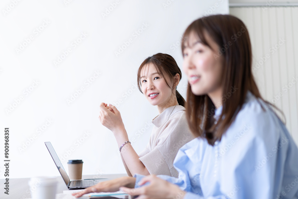 会議をするビジネスウーマン 会議をするビジネスウーマン