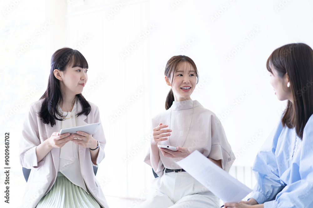 会議をするビジネスウーマン 会議をするビジネスウーマン