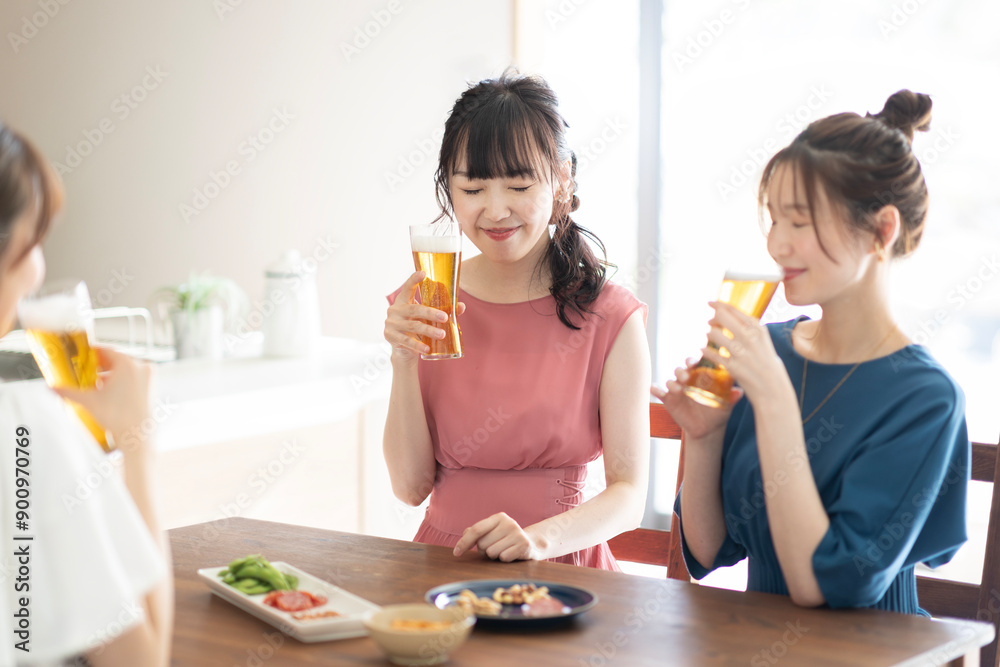 ビールを飲む女性グループ ビールを飲む女性グループ