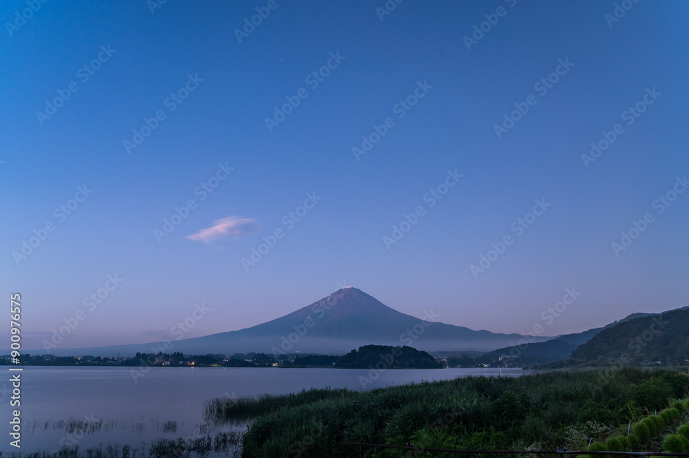 日本山梨県河口湖からの夜明け前の富士山