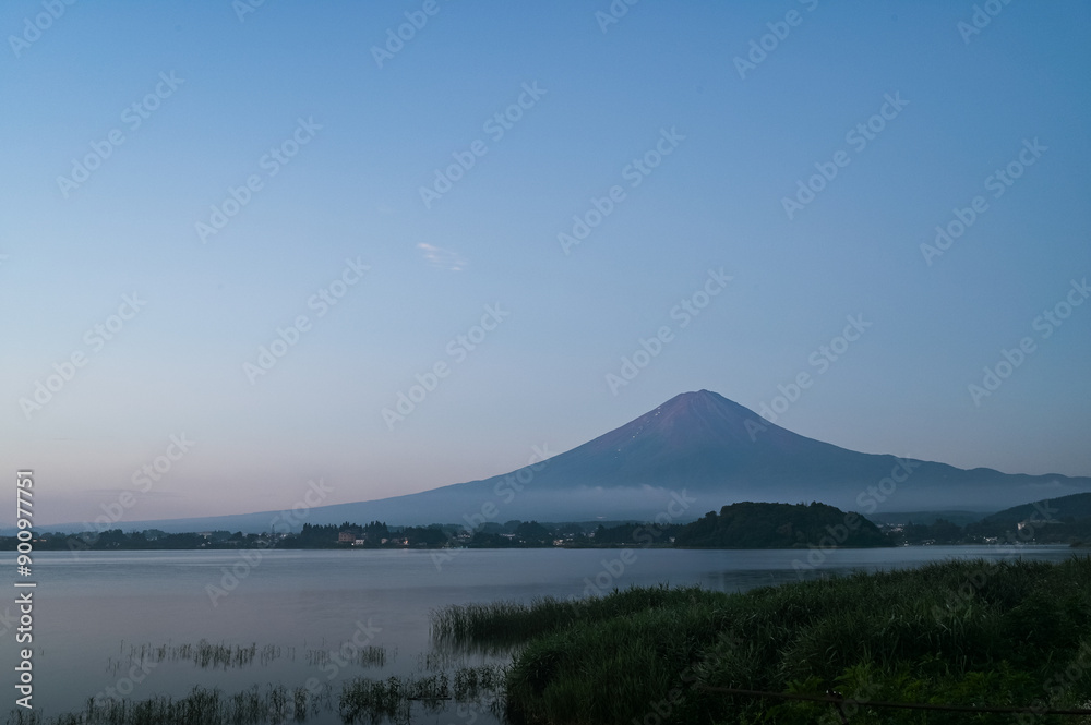 Naklejka premium 日本山梨県河口湖からの夜明け前の富士山