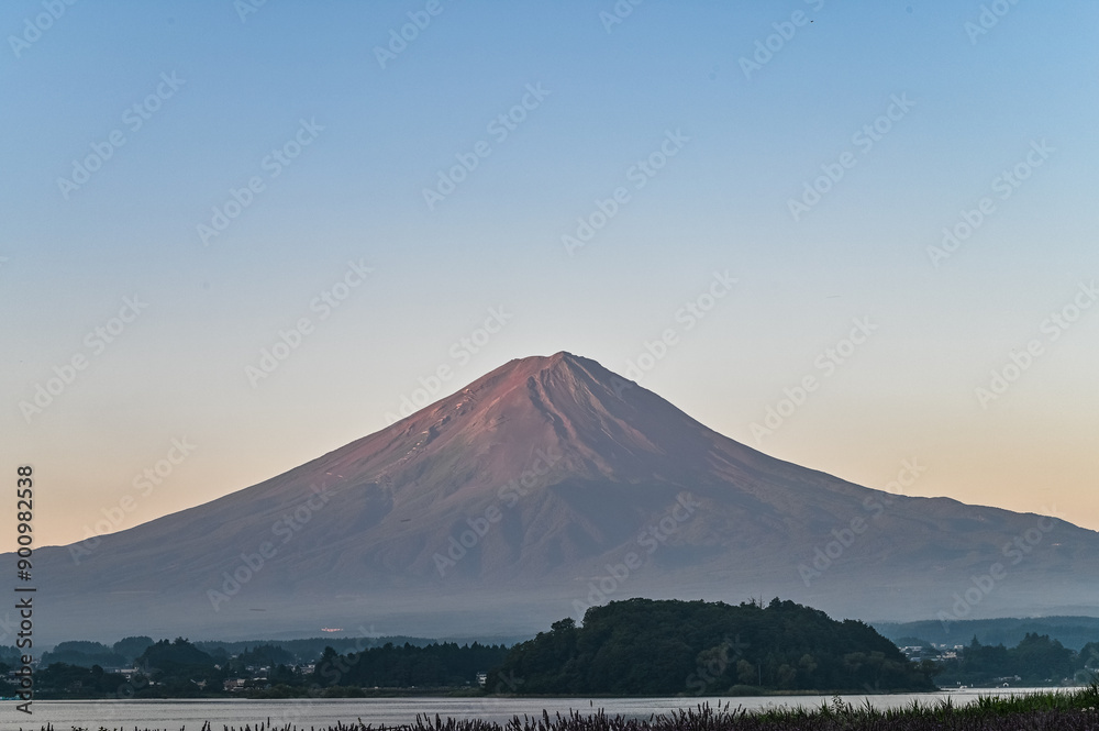 Fototapeta premium 日本山梨県河口湖からの夜明け前の富士山