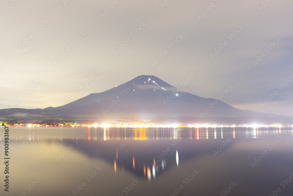 真夏の登山風景が望める深夜の富士山 真夏の登山風景が望める深夜の富士山