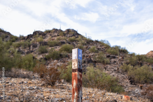 Trail marker on a Quartz Ridge walking track