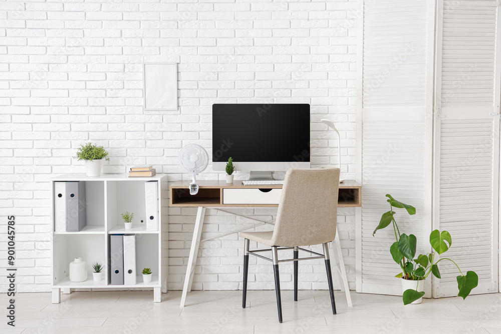 © Pixel-Shot - Modern electric fan on table near white brick wall in office © Pixel-Shot - Modern electric fan on table near white brick wall in office
