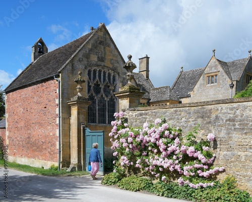 イギリスコツウォルズ地区に素敵なヒドコート・マナー・ガーデンの入り口に満開なピング色のバラの花