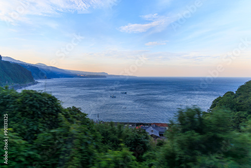 北川温泉
伊豆半島の海岸線を走る列車、伊豆急行線の車窓からの風景
日本国静岡県伊豆半島、伊豆急行線車内 - 2024年7月
